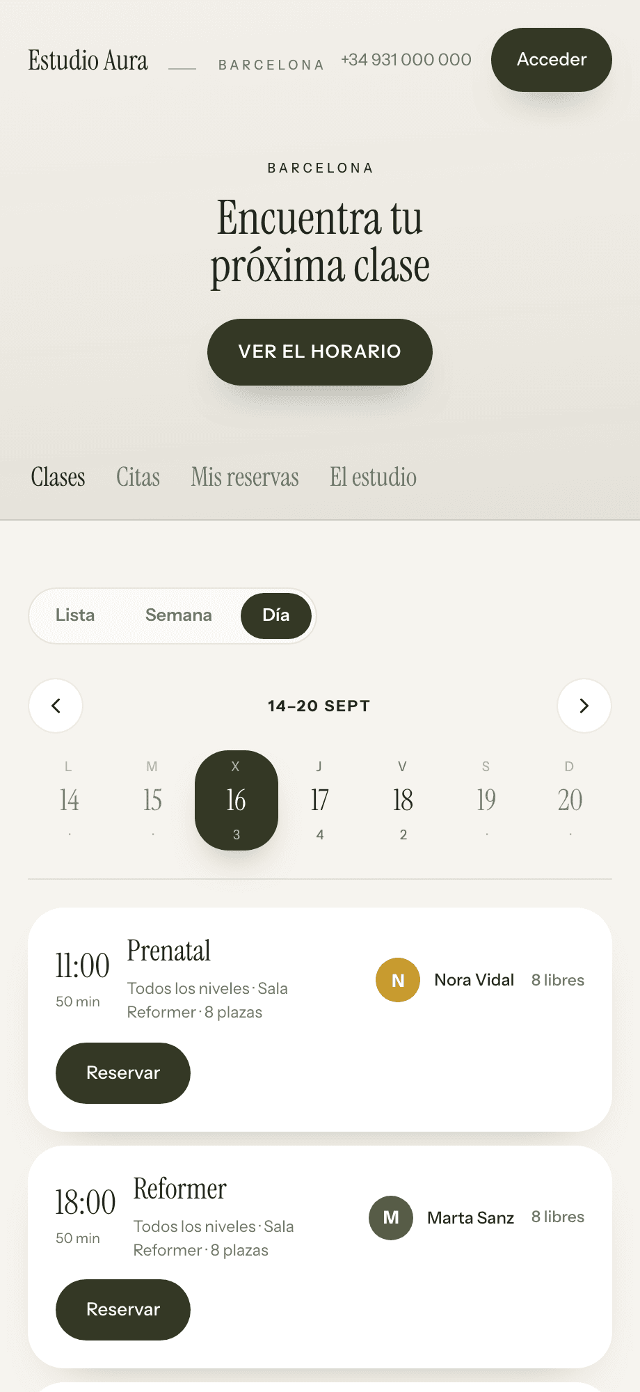 App de reservas de un estudio en el móvil de una alumna, con las clases del día, las plazas libres y el botón de reservar