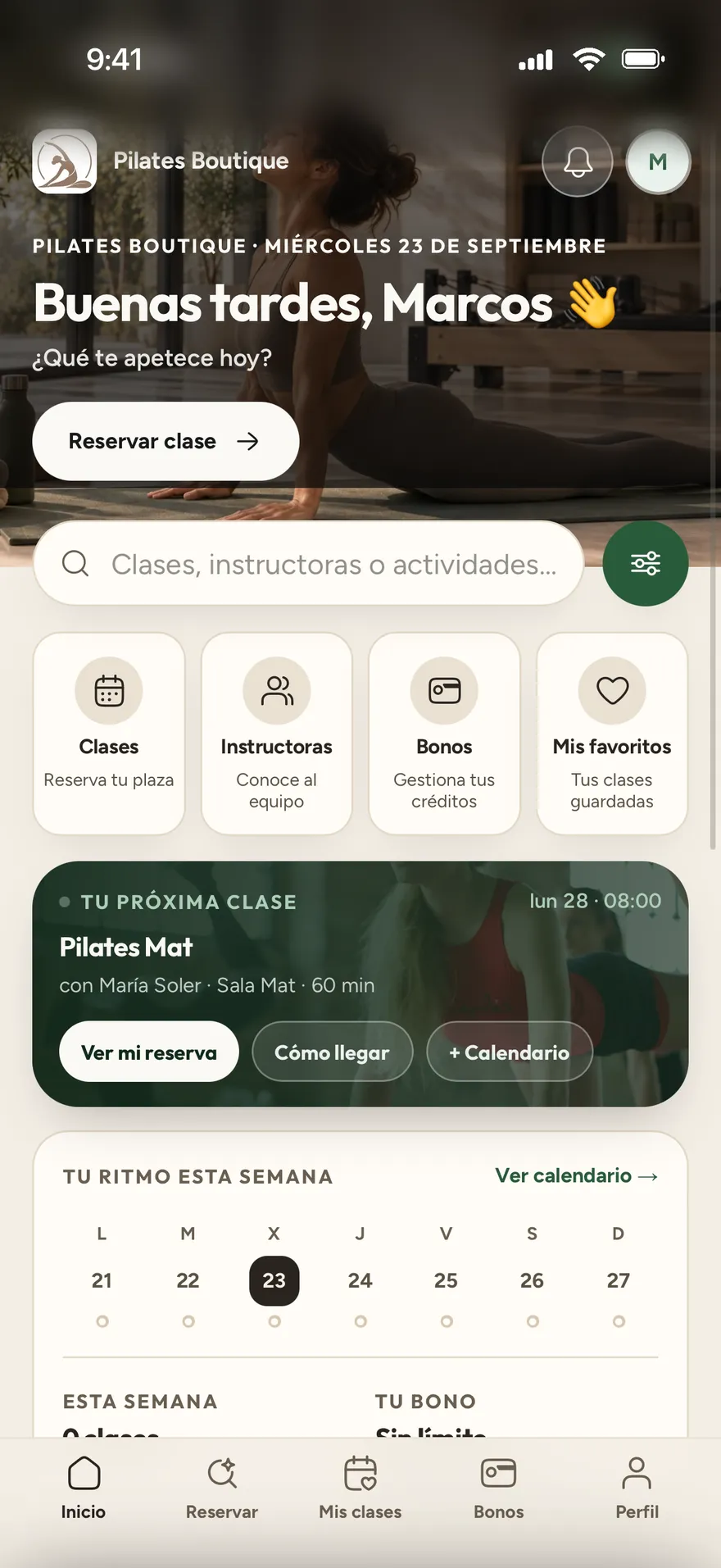 La app de un estudio de Pilates en el iPhone de una alumna: saludo, botón de reservar clase, su próxima clase y su semana.
