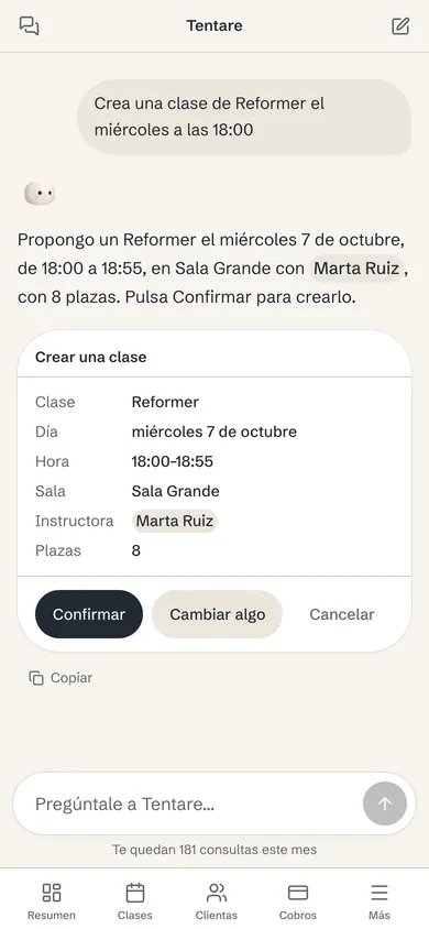Chat de «Pregúntale a Tentare» en el móvil: una petición para crear una clase y la tarjeta «Crear una clase» con los botones Confirmar, Cambiar algo y Cancelar