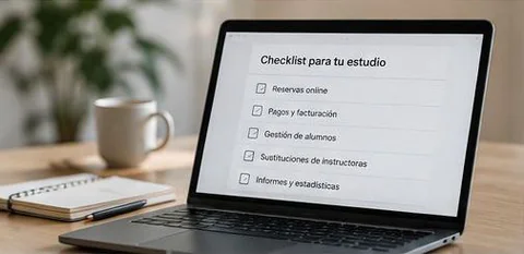 Escena ilustrativa: un portátil con una lista de comprobación para elegir el software del estudio, junto a una libreta y una taza